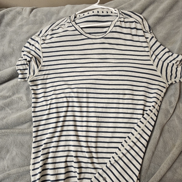 Lululemon tee - Picture 5 of 6